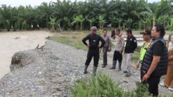 Polisi Bersama Masyarakat, Wakapolres Aceh Tenggara Tinjau Tanggul Jebol, Bantu Warga dan Dirikan Tenda Pengungsian