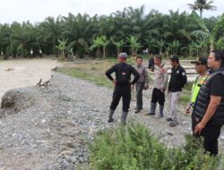 Polisi Bersama Masyarakat, Wakapolres Aceh Tenggara Tinjau Tanggul Jebol, Bantu Warga dan Dirikan Tenda Pengungsian