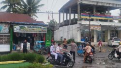 Polisi Bersama Masyarakat, Wakapolres Aceh Tenggara Tinjau Tanggul Jebol, Bantu Warga dan Dirikan Tenda Pengungsian