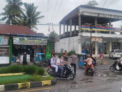 Polisi Bersama Masyarakat, Wakapolres Aceh Tenggara Tinjau Tanggul Jebol, Bantu Warga dan Dirikan Tenda Pengungsian