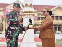 Dandim 1807/Sorong Selatan Serahkan Piala Juara II Lomba Karya Jurnalistik TMMD ke-129 Tahun 2026 kepada Bupati Sorong Selatan