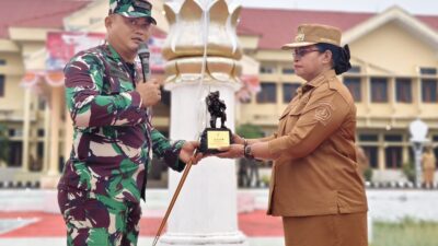 Dandim 1807/Sorong Selatan Serahkan Piala Juara II Lomba Karya Jurnalistik TMMD ke-129 Tahun 2026 kepada Bupati Sorong Selatan