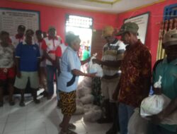 Penyerahan Sembako KMP kepada Penerima Manfaat Distrik Wayer