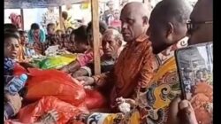 Didampingi Kadis KOPERASI Yakobus Asmuruf, SH, SEKDA PBD Drs. Yakob Kareth, SEKDA Maybrat Ferdinandus Taa, SH.M.Si dan WABUP Ferdinando Solossa, S.E Borong Produk UMKM Lokal Usai HUT THEOFANI KE-75 Di Kampung Jitmau