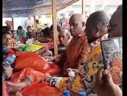 Didampingi Kadis KOPERASI Yakobus Asmuruf, SH, SEKDA PBD Drs. Yakob Kareth, SEKDA Maybrat Ferdinandus Taa, SH.M.Si dan WABUP Ferdinando Solossa, S.E Borong Produk UMKM Lokal Usai HUT THEOFANI KE-75 Di Kampung Jitmau