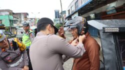 Kapolres Dairi Turun ke Jalan, Atur Lalu Lintas dan Bagikan Helm Gratis dalam Operasi Patuh Toba 2026