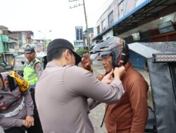Kapolres Dairi Turun ke Jalan, Atur Lalu Lintas dan Bagikan Helm Gratis dalam Operasi Patuh Toba 2026