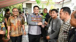 Bupati Samosir Salurkan 1,25 Juta Bibit Kopi kepada 245 Kelompok Tani
